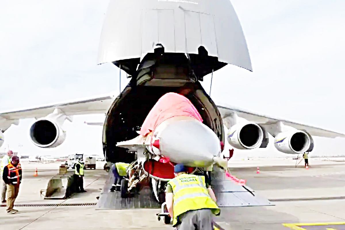 이송 중인 F-16 전투기 사진 출처 = 'The Drive'.jpg