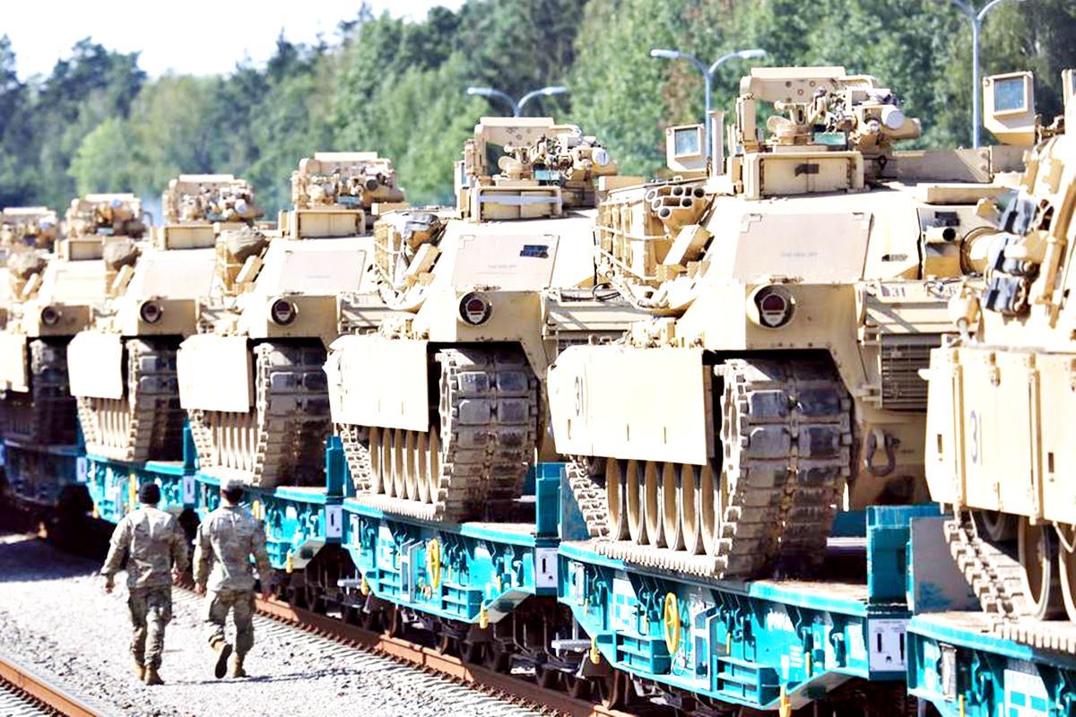 이송 중인 에이브럼스 전차들 NavyTimes.jpg