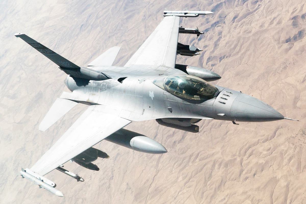 F-16 전투기 National Review.jpg