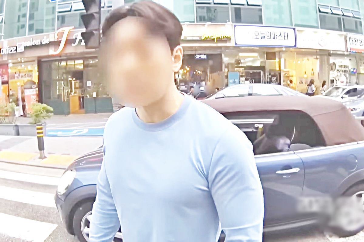 내려서 오토바이 운전자를 위협하는 미니 차주 사진 출처 = 유튜브 채널 '도로위참견시점'.jpg