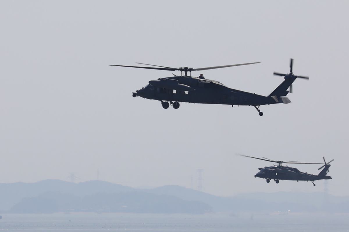 뉴스1 조종사를 구조하는 헬기.jpg