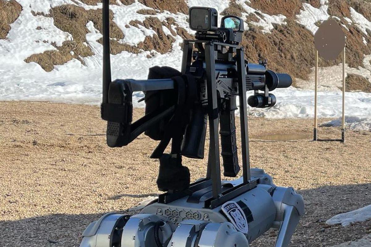 총기를 장착한 로봇개.jpg