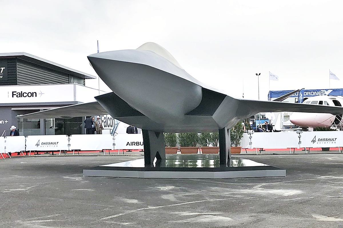 프랑스 다쏘에서 개발 중인 FCAS 전투기의 목업 모델.jpg