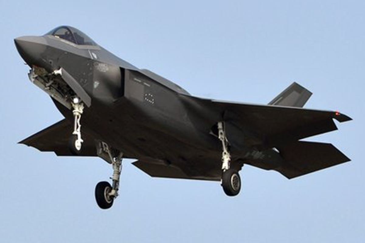 착륙하는 F-35.jpg