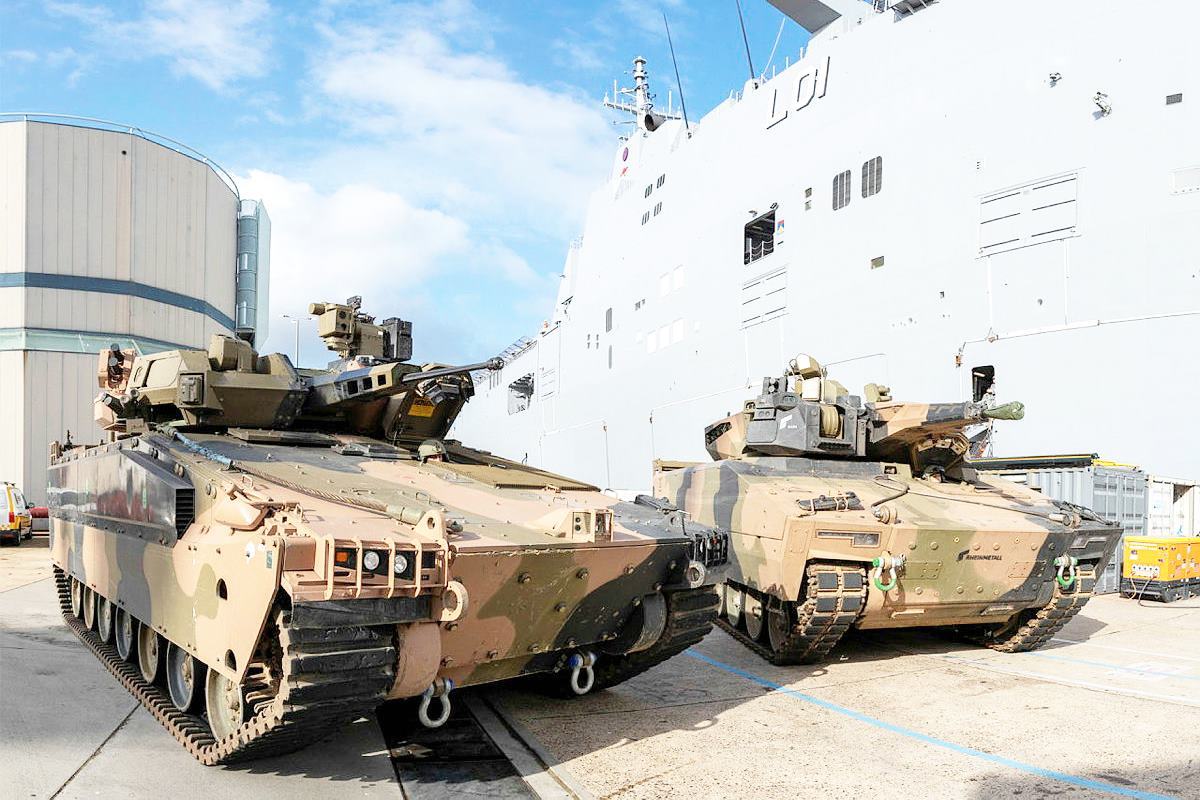 호주로 보내진 한화 레드백 장갑차.jpg