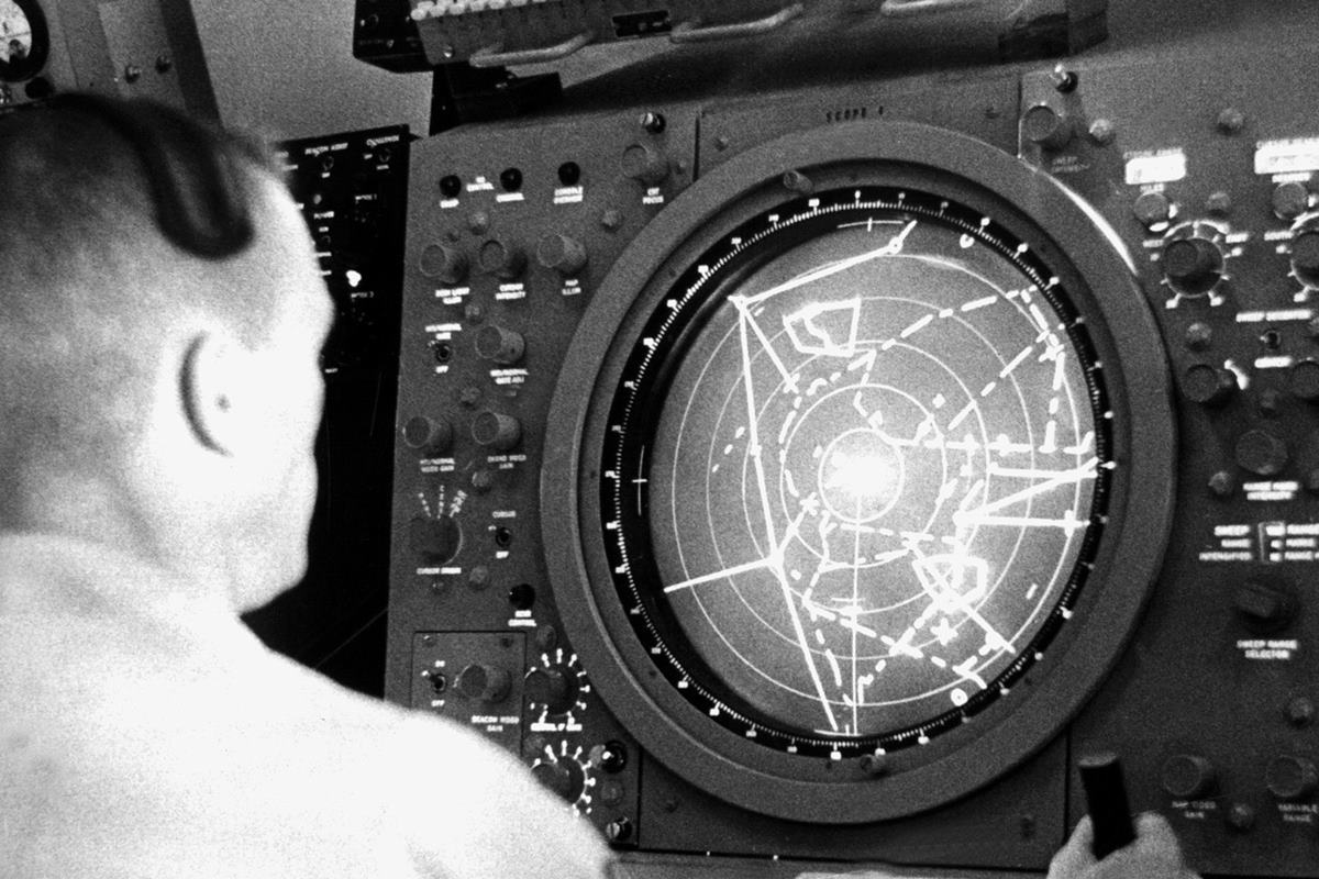 핵 공격을 감지했는지 확인하는 군인.jpg