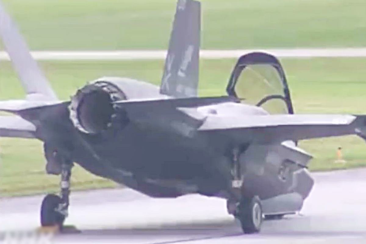 이륙 중 결함으로 앞부분이 쓰러진 F-35 사진 출처 = '유라시안 타임즈'.jpg