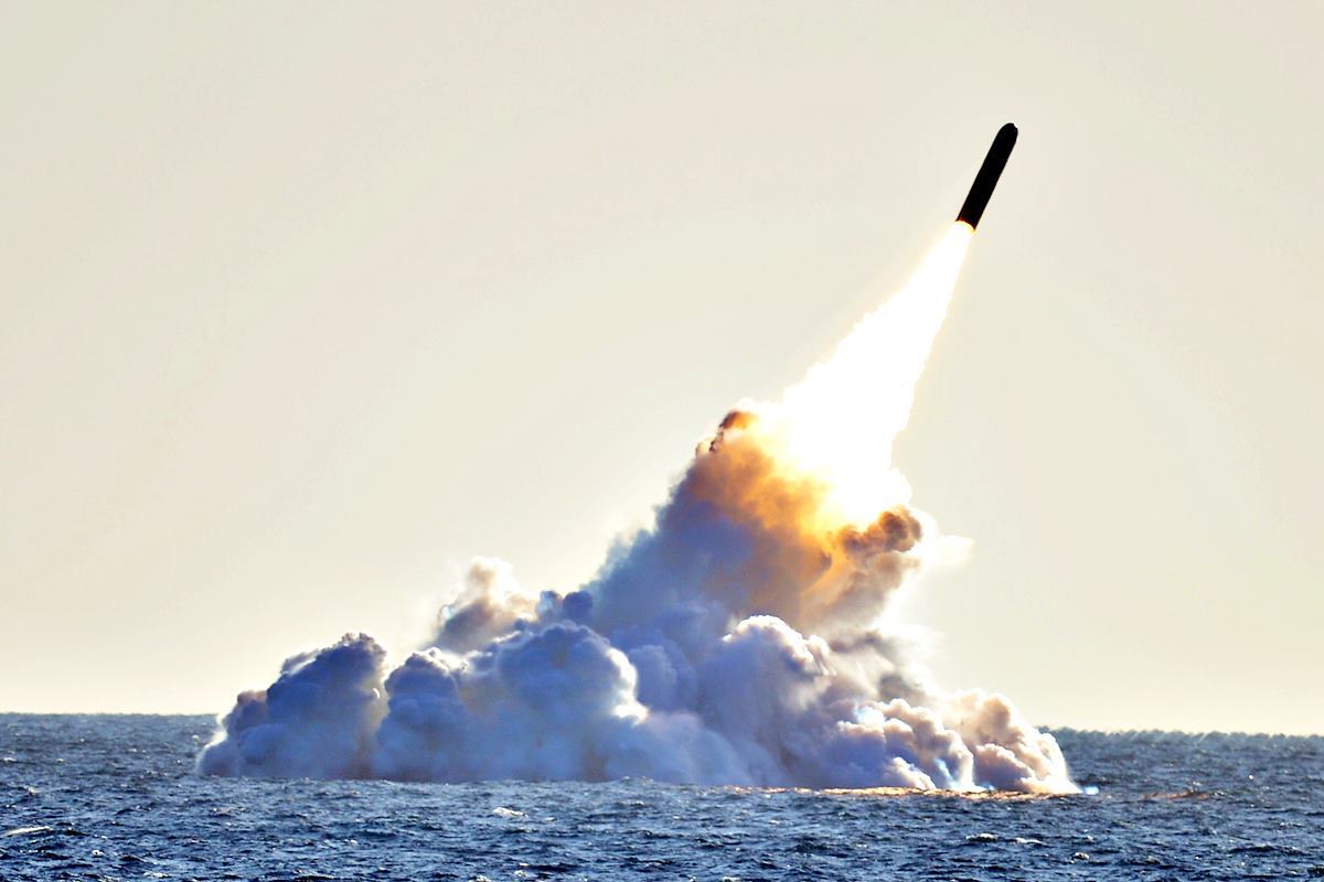 미군의 잠수함 발사 탄두 미사일 Defense News.jpg