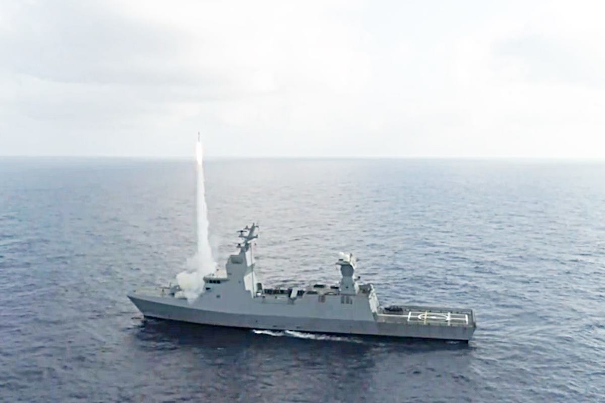 C-DOME을 발사하는 이스라엘 초계함 사진 출처 = 'Defence Blog'.jpg