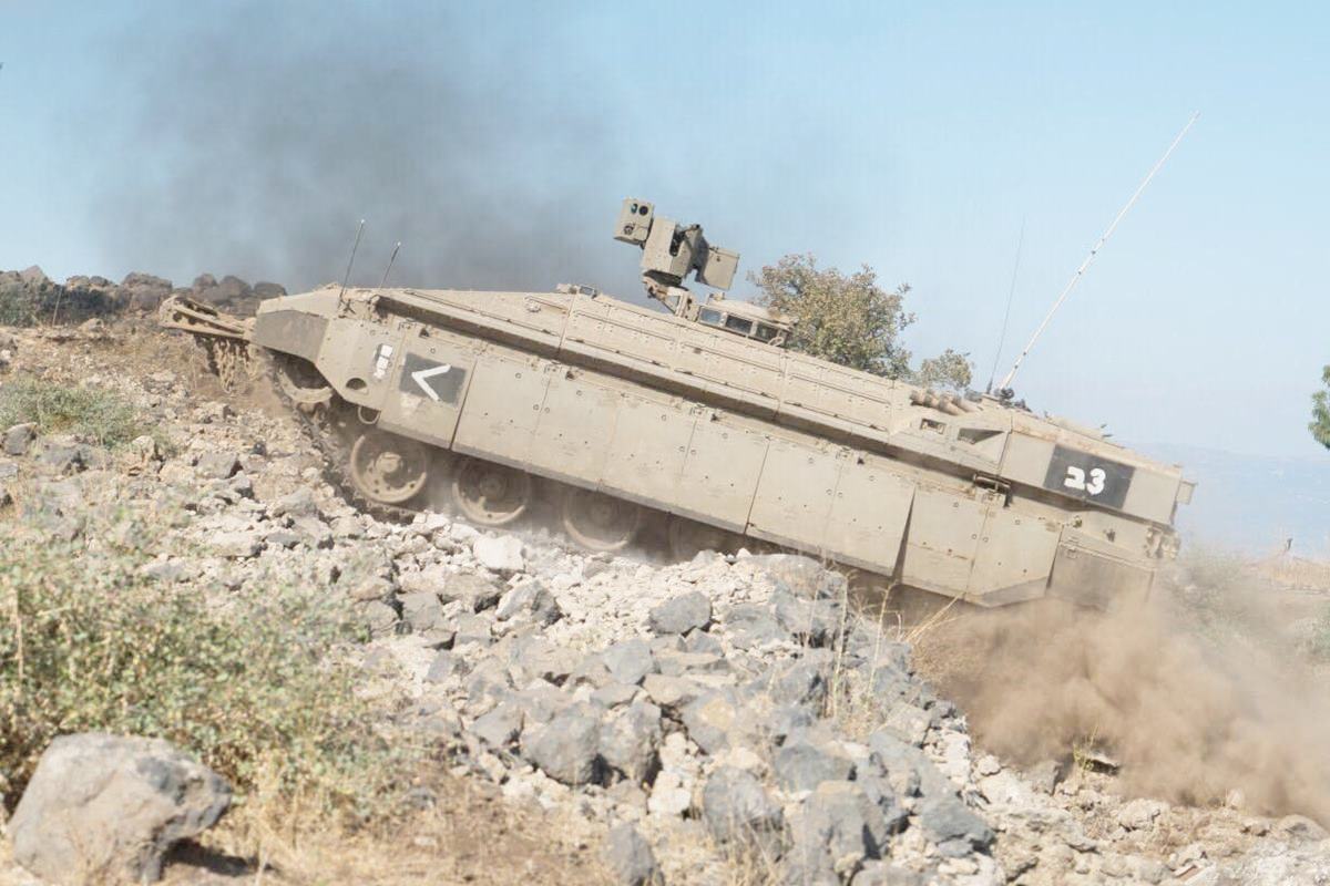 기동 중인 나메르 장갑차 The Jerusalem Post.jpg