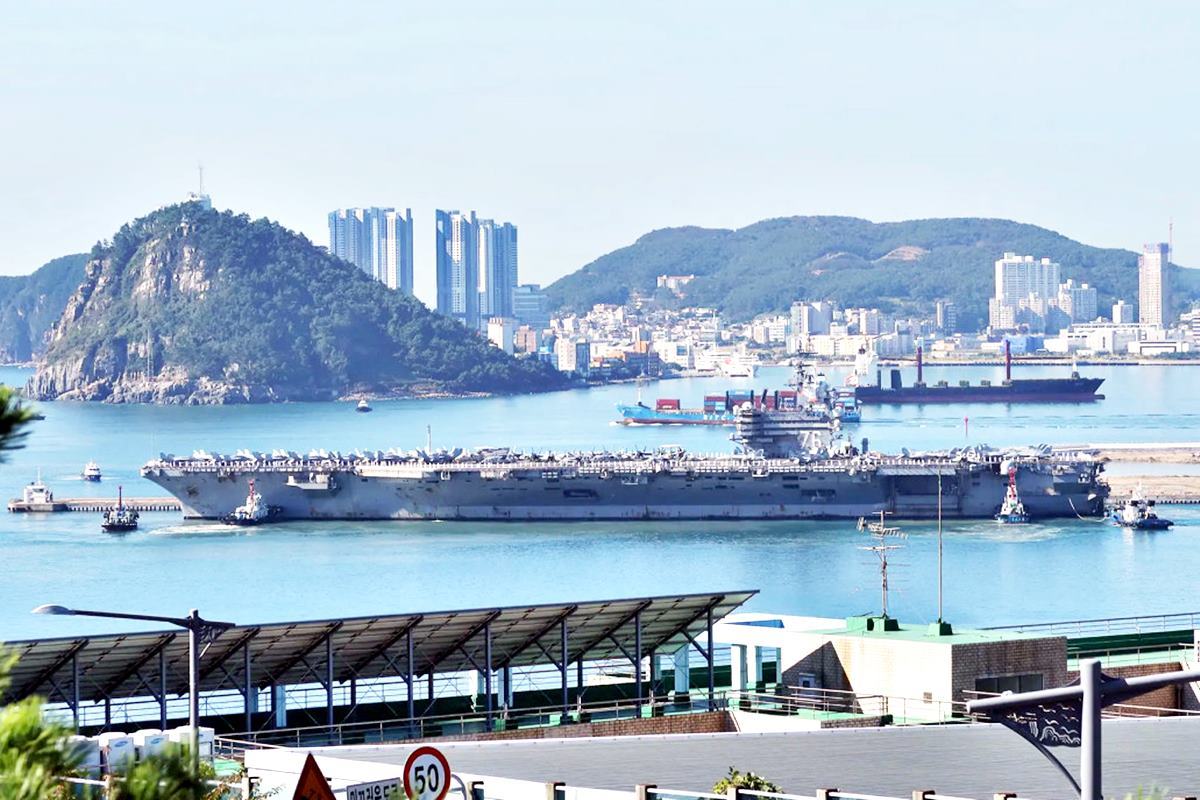 부산에 입항한 로널드 레이건 항공모함 New York Post.jpg