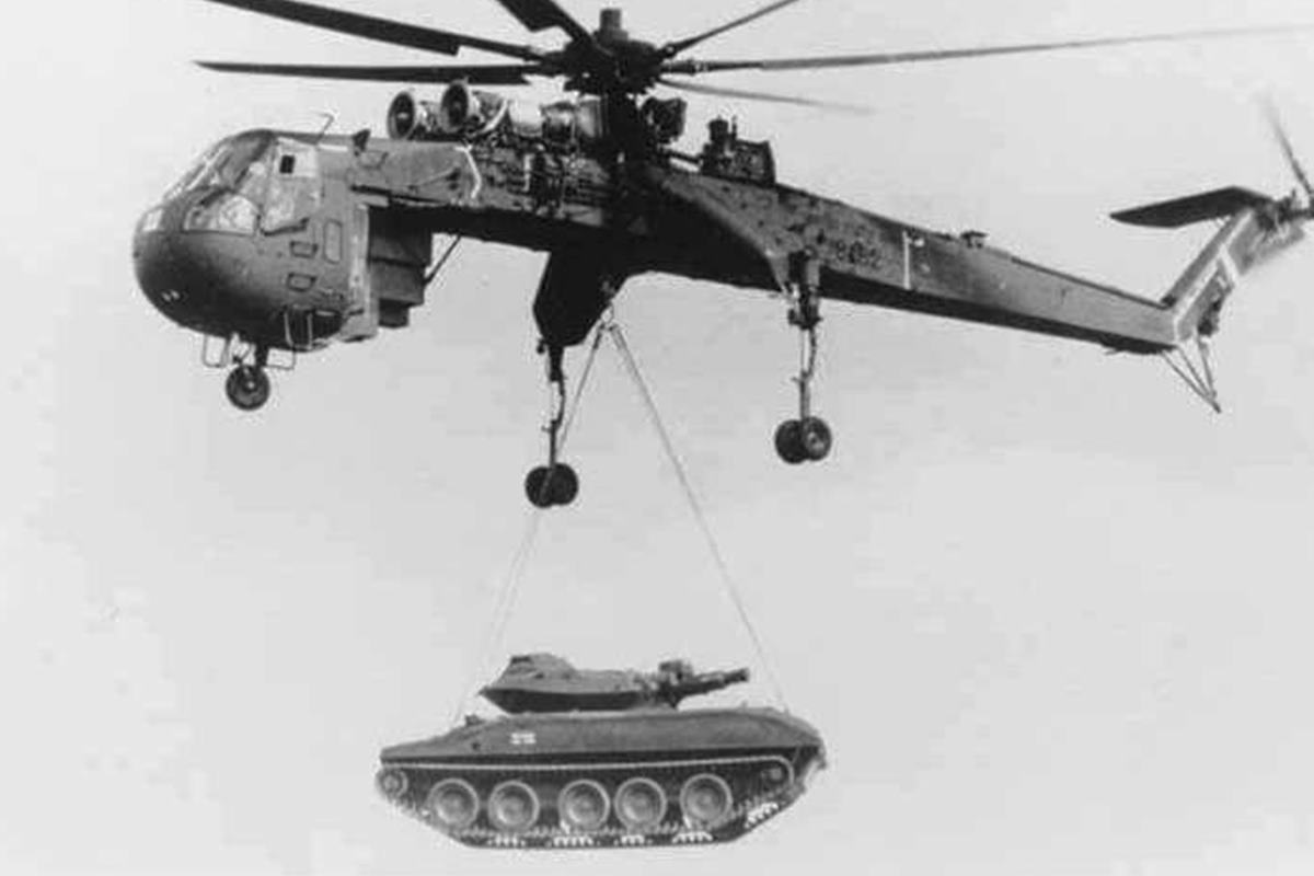 헬기로 공수하는 쉐리든 전차.jpg