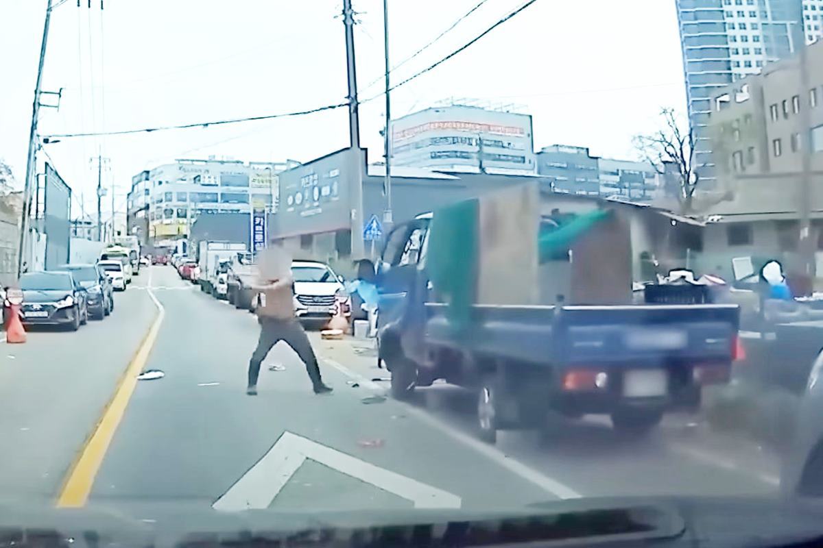 차를 부수고 있는 사람 사진 출처 = 유튜브 채널 '한문철TV' 2.jpg