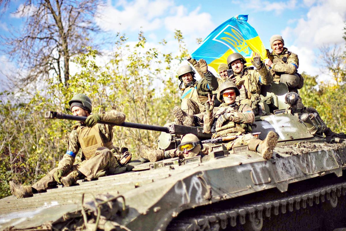 노획한 러시아 장갑차를 타는 우크라이나 군 AP News.jpg