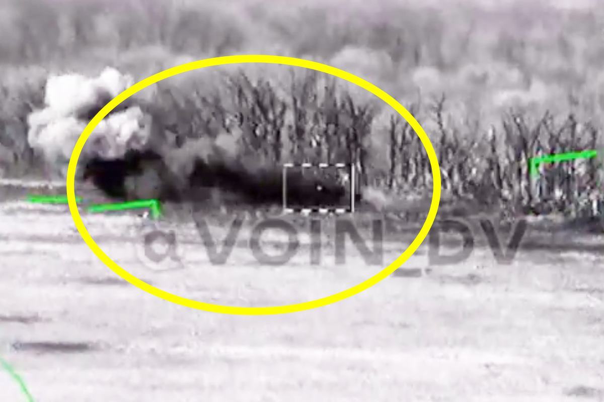 오폭으로 파괴된 러시아 장갑차.jpg