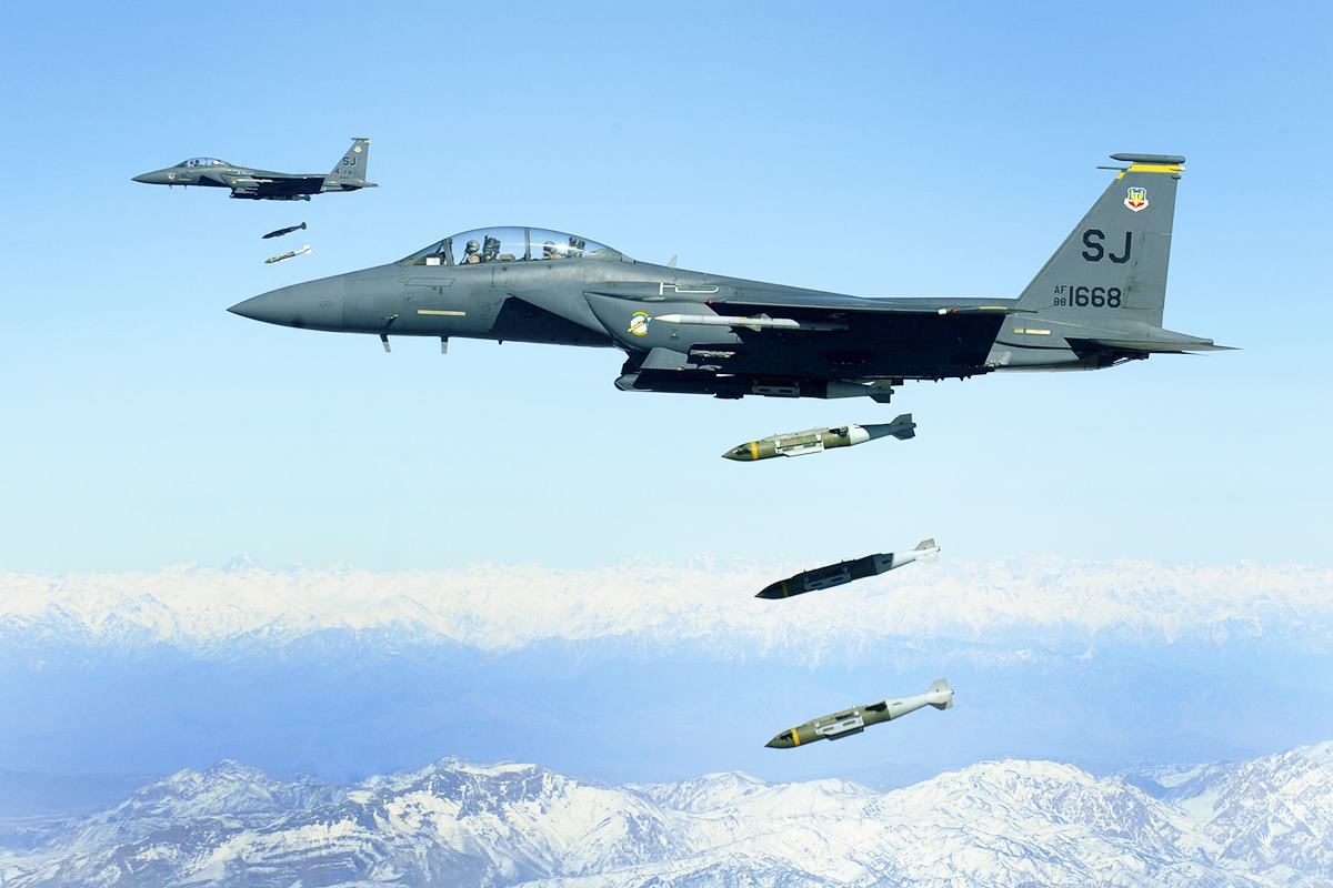 JDAM을 발사하는 전투기 The Defense Post.jpg