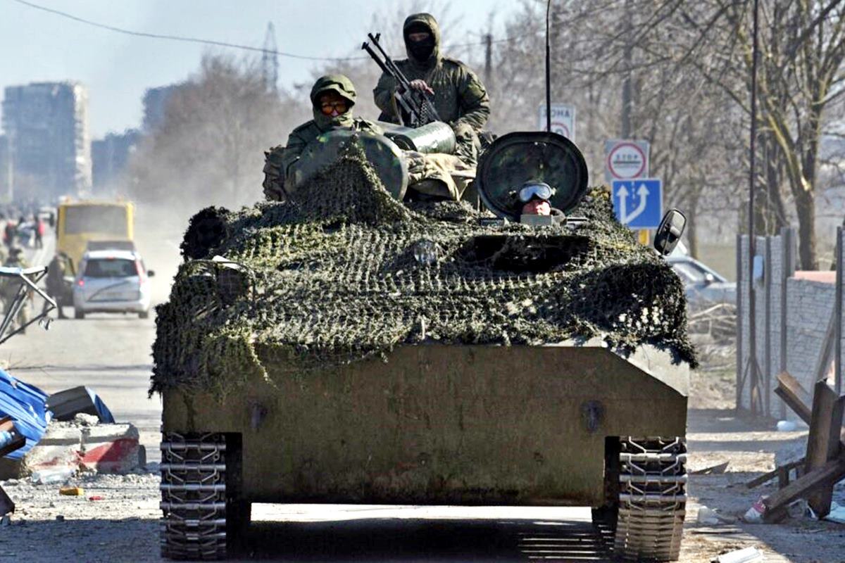 시가전에서 병사들을 안전하게 이송하는 장갑차 Radio Free Europe.jpg