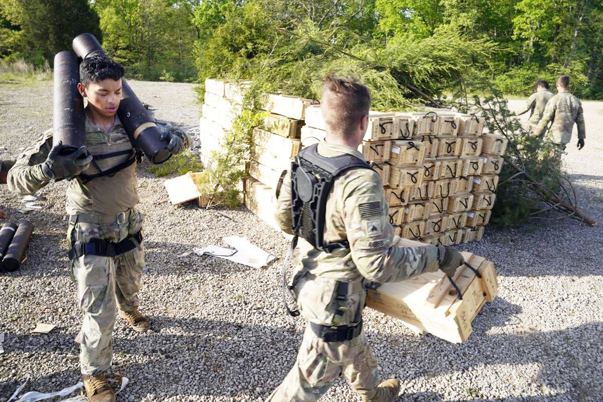 외골격을 사용 중인 미군.jpg