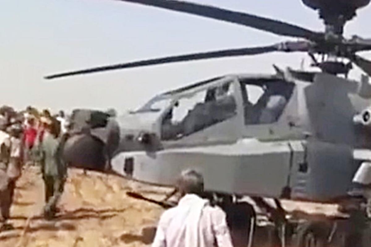 비상 착륙한 인도의 아파치 헬기 사진 출처 = 'Defence Decode.jpg
