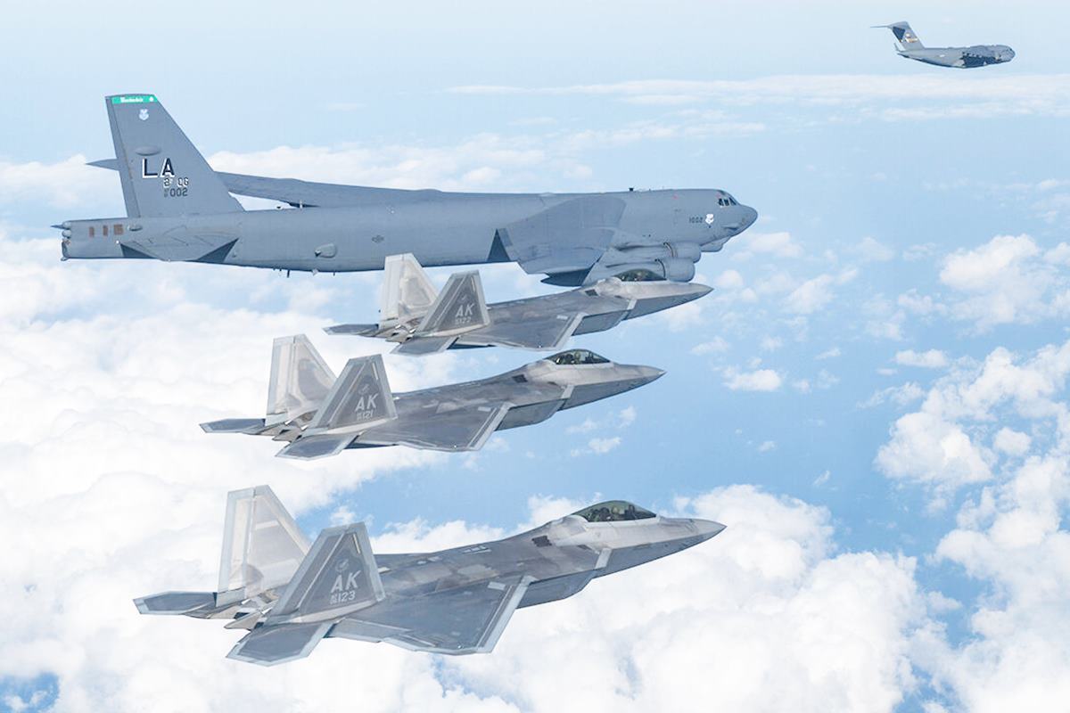 한반도에서 훈련 중인 B-52 폭격기.jpg