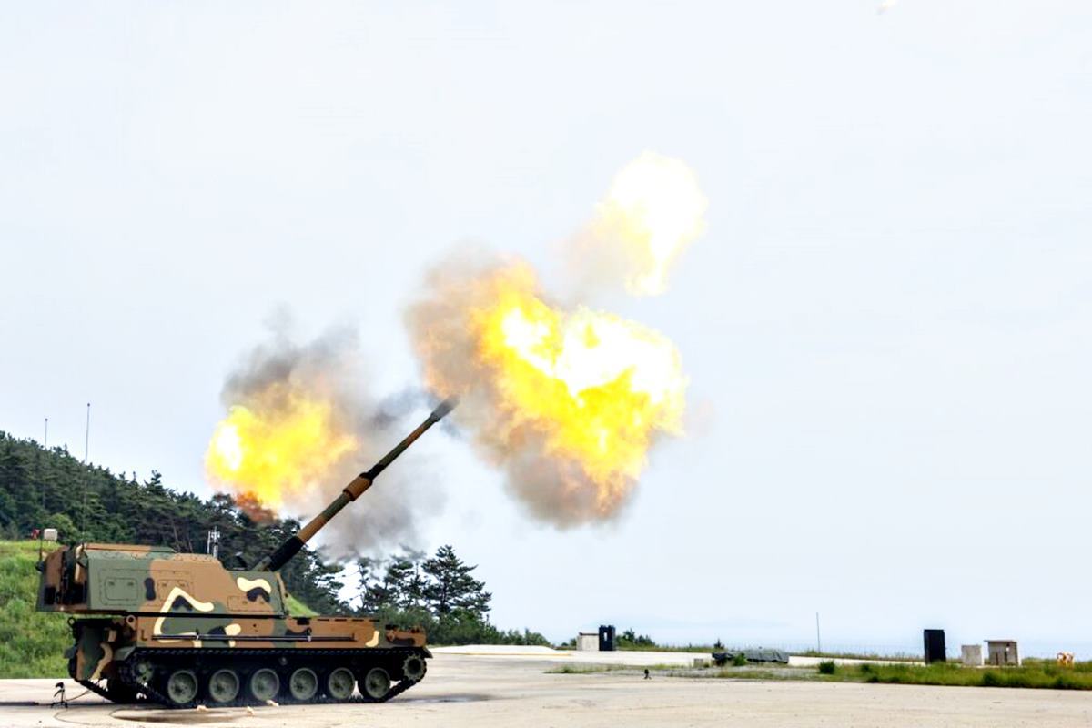 발사 중인 K-9 자주포 한화디펜스.jpg