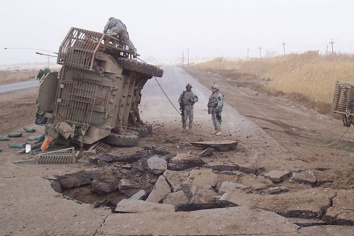 IED에 전복 당한 스트라이커 미육군.jpg