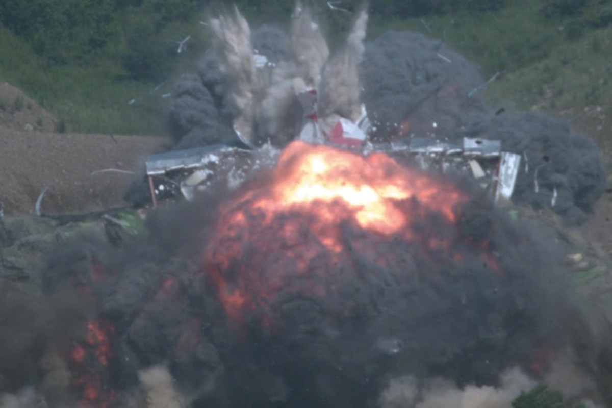 파괴되는 벙커.jpg