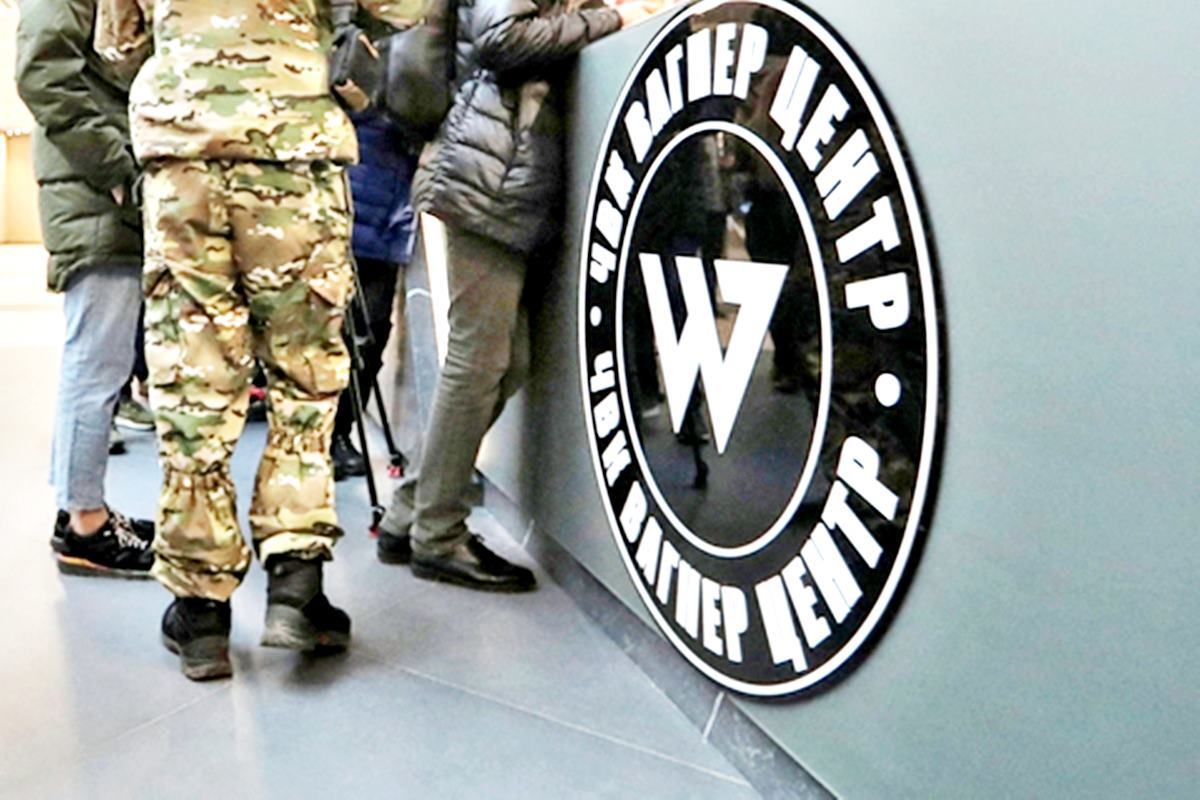 바그너 그룹에 방문한 사람들 로이터.jpg