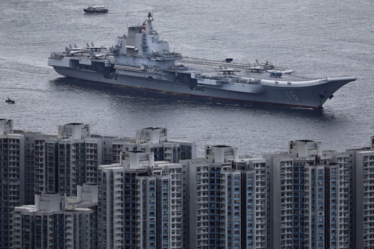 홍콩에 정박하는 랴오닝 함.jpg