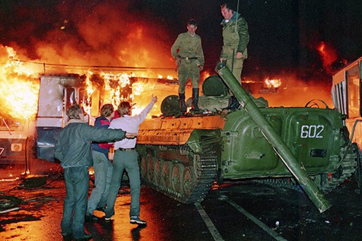 1991년 민주화에 맞선 쿠데타에 반대하는 시위대.jpg