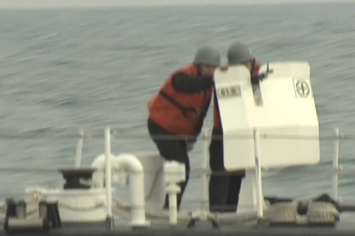 불법조업 어선에 발포하는 해경.jpg