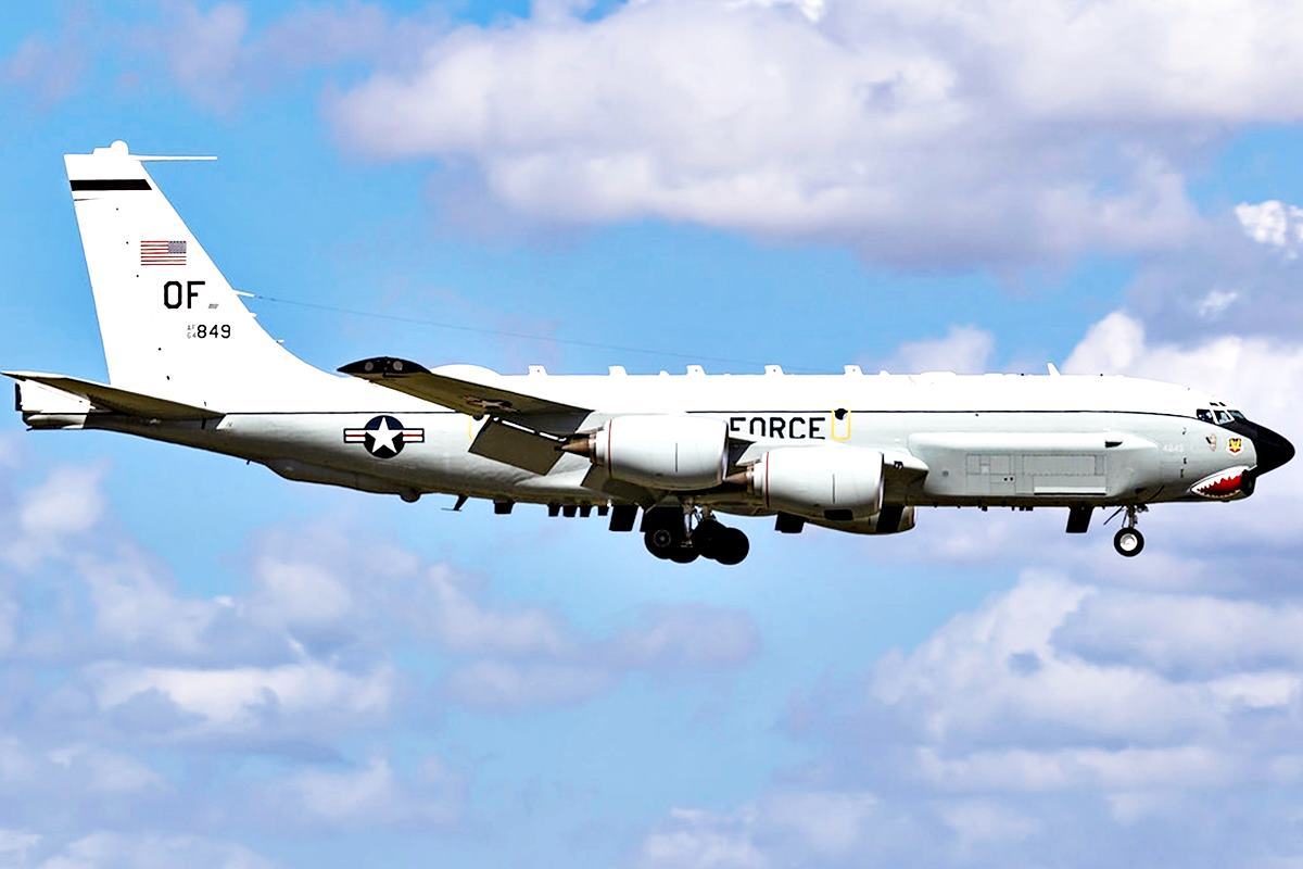 서해를 정찰한 RC-135U.jpg