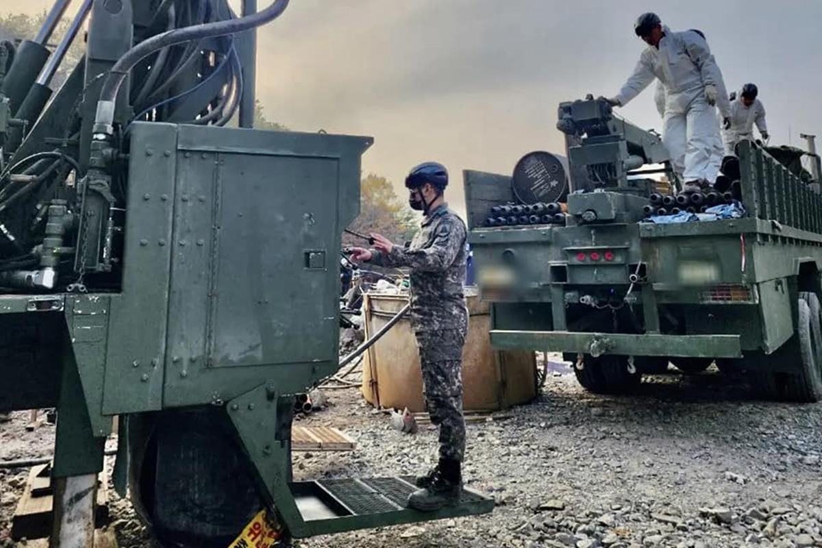 봉화 광산에서 구조 작업을 하는 시추대대 병사 국방부3.jpg