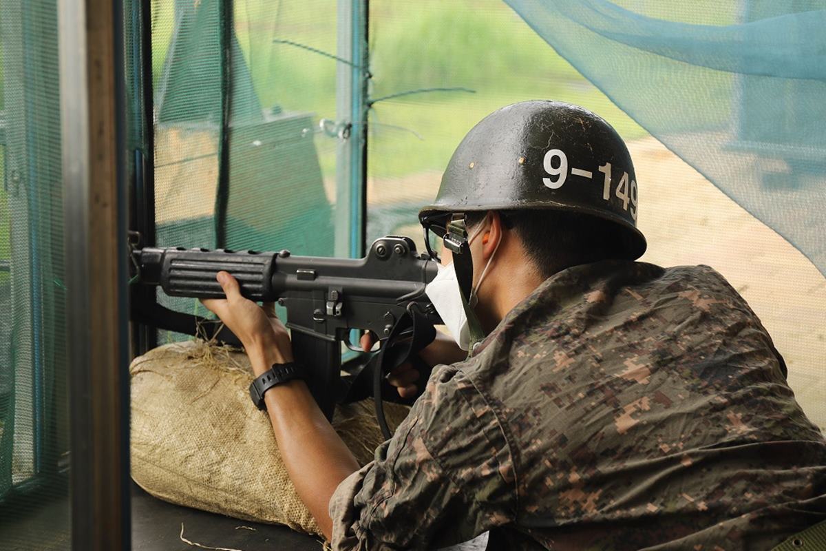 영점 사격 중인 훈련병.jpg