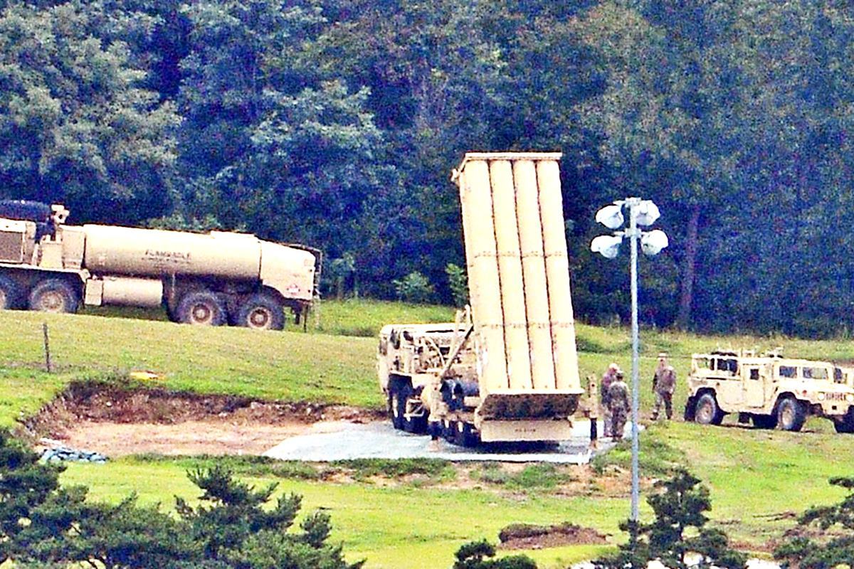 사드 기지 노후 미사일을 교체하고 있는 미군 VOA.jpg