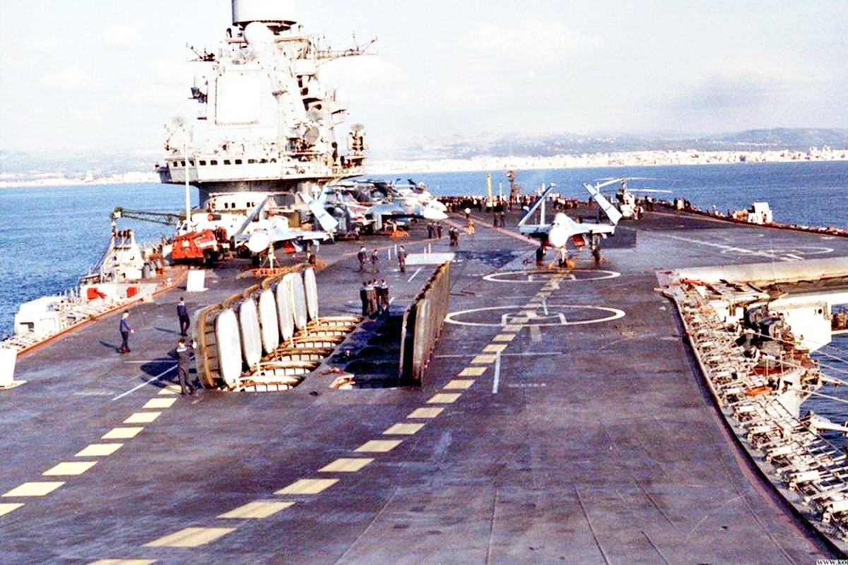 미사일 발사대가 있는 쿠조네초프의 활주로 조선일보.jpg