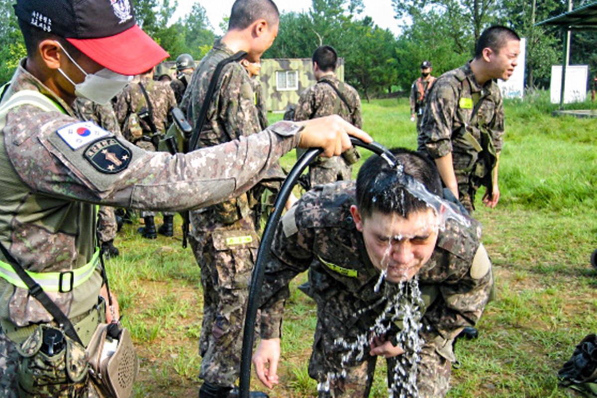화생방 훈련 중인 장병들.jpg