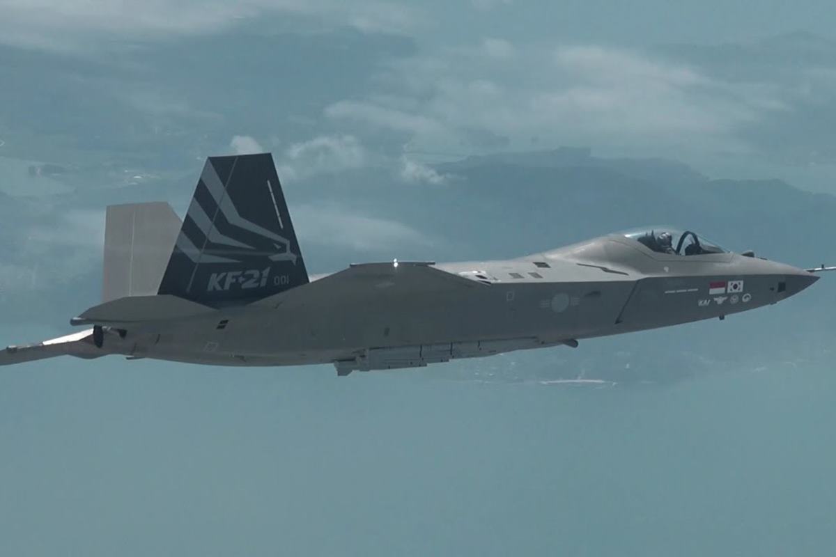랜딩기어를 접고 나는 KF21 유튜브 유용원TV.jpg
