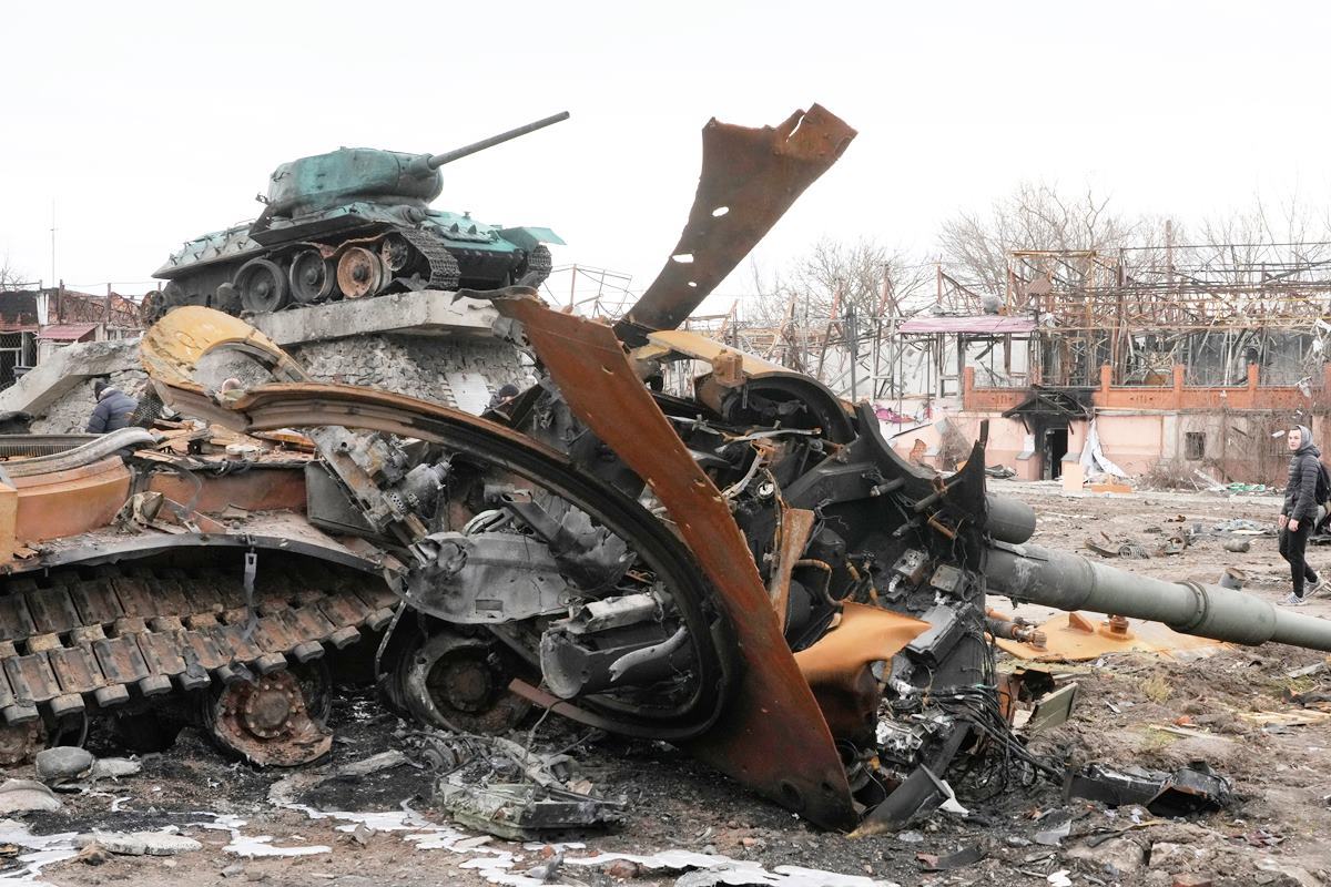 우크라이나 전쟁에서 파괴된 러시아 탱크.jpg