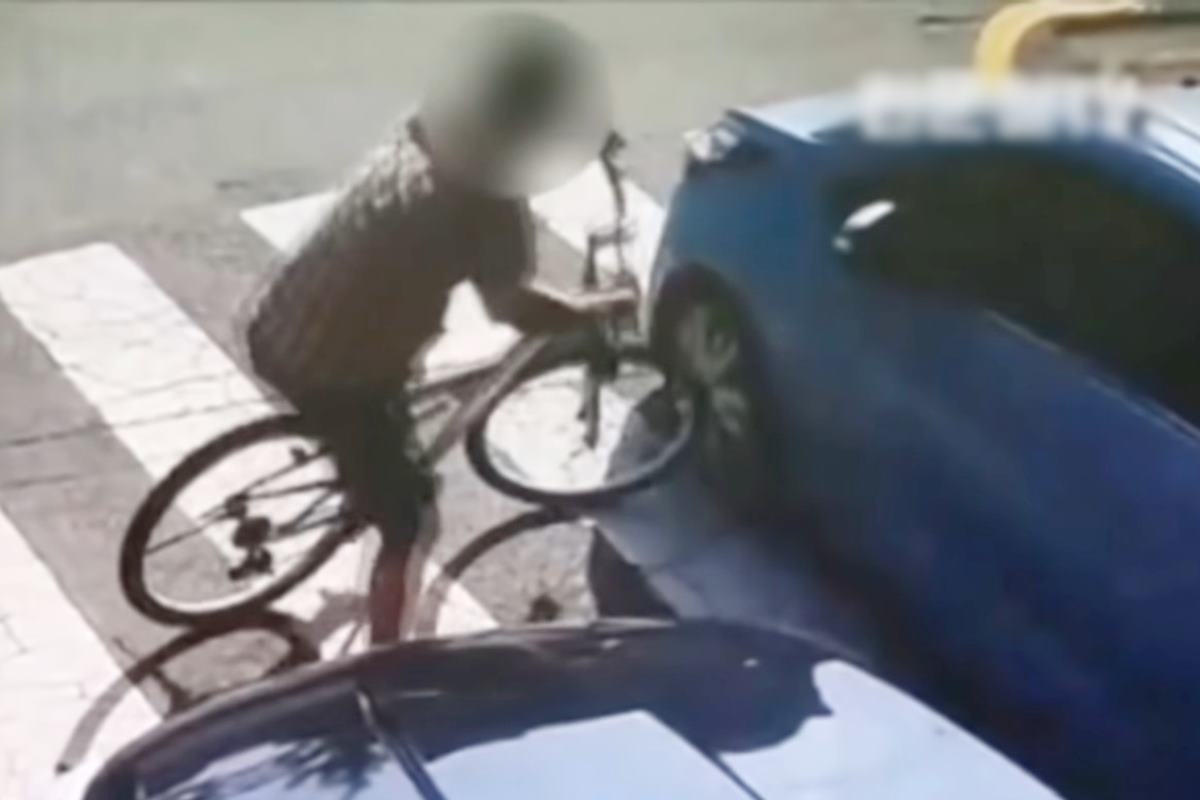 일부러 사전준비를 하다가 박은 자전거 운전자 사진 출처 = Youtube '한문철TV'.jpg