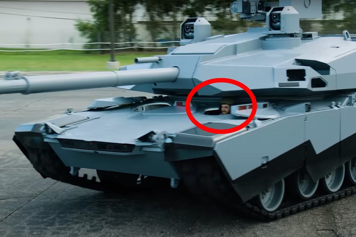 사람이 하단에 탑승 제너럴 다이나믹스.jpg