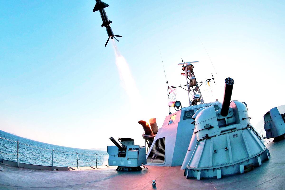 미사일 발사하는 일본의 호위함 Sputnik News.jpg