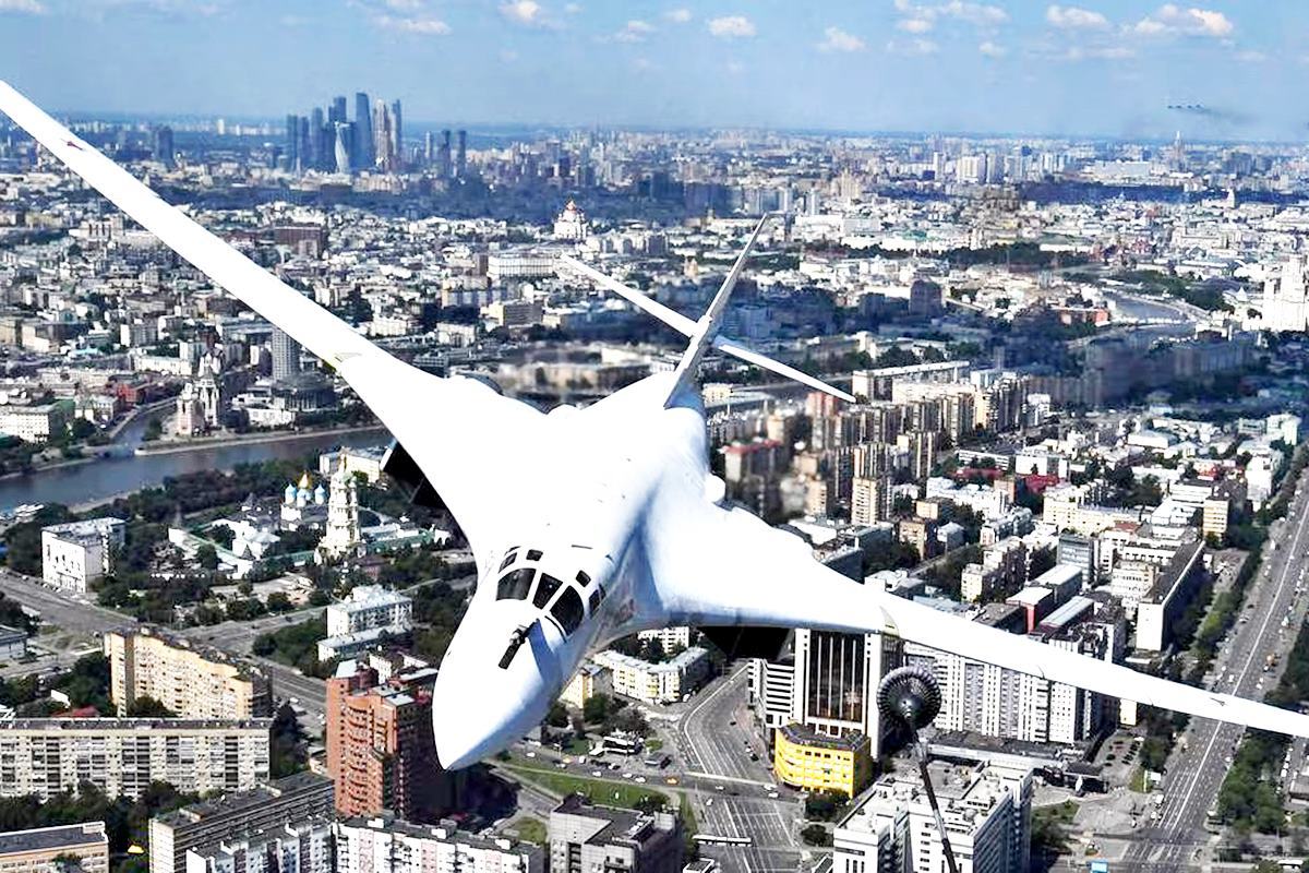 모스크바를 비행하는 Tu-160 폭격기.jpg
