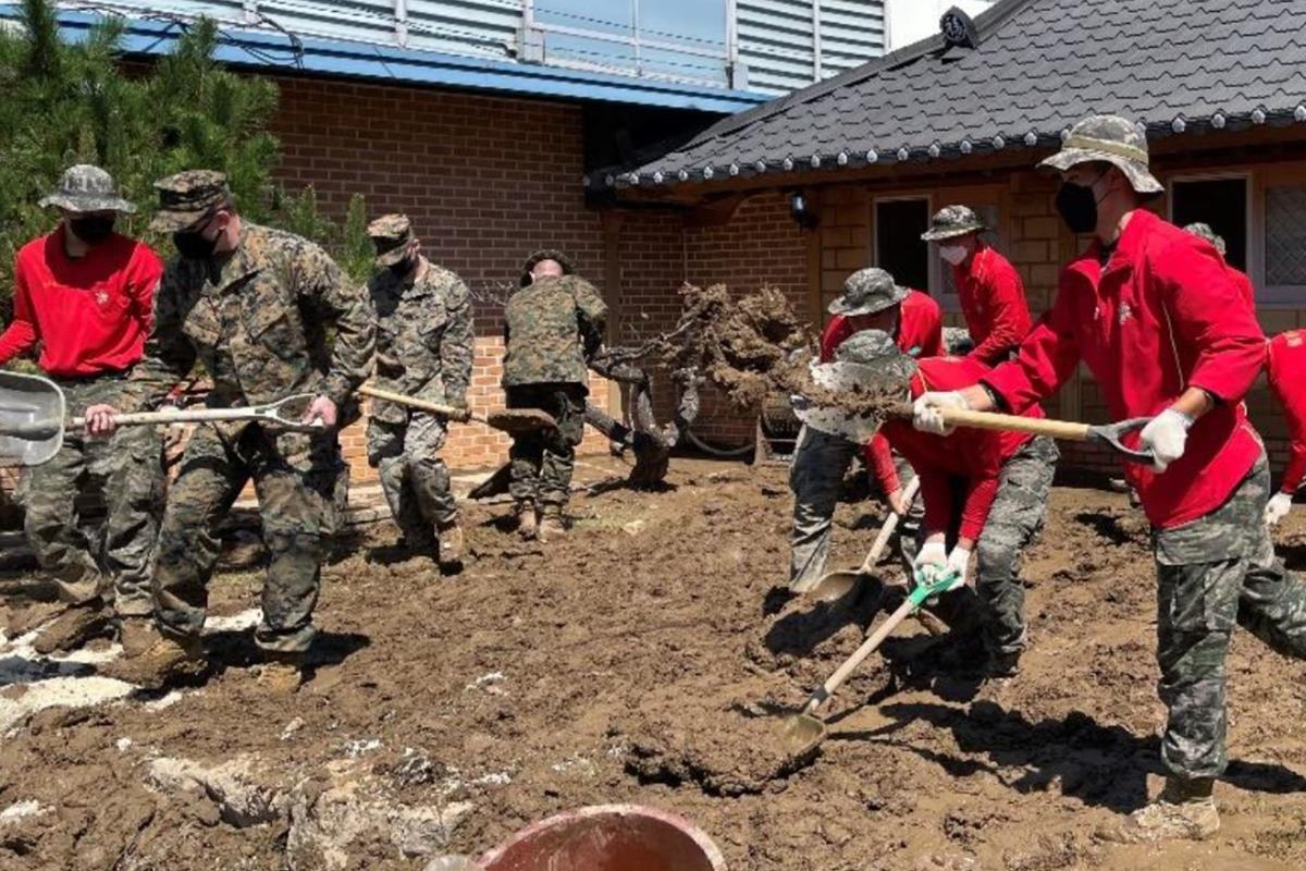 주한미군 페이스북 페이지 캡쳐 해병대와 복구 작업에 한창인 미군들.jpg