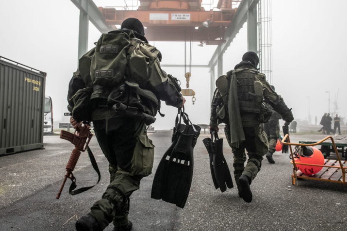 잠수함에 탑승하는 특수부대원 Corporalfrisk.jpg