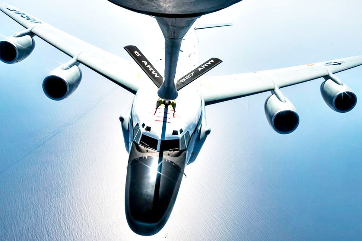 공중 급유를 받고 있는 리벳 조인트 포보스.jpg