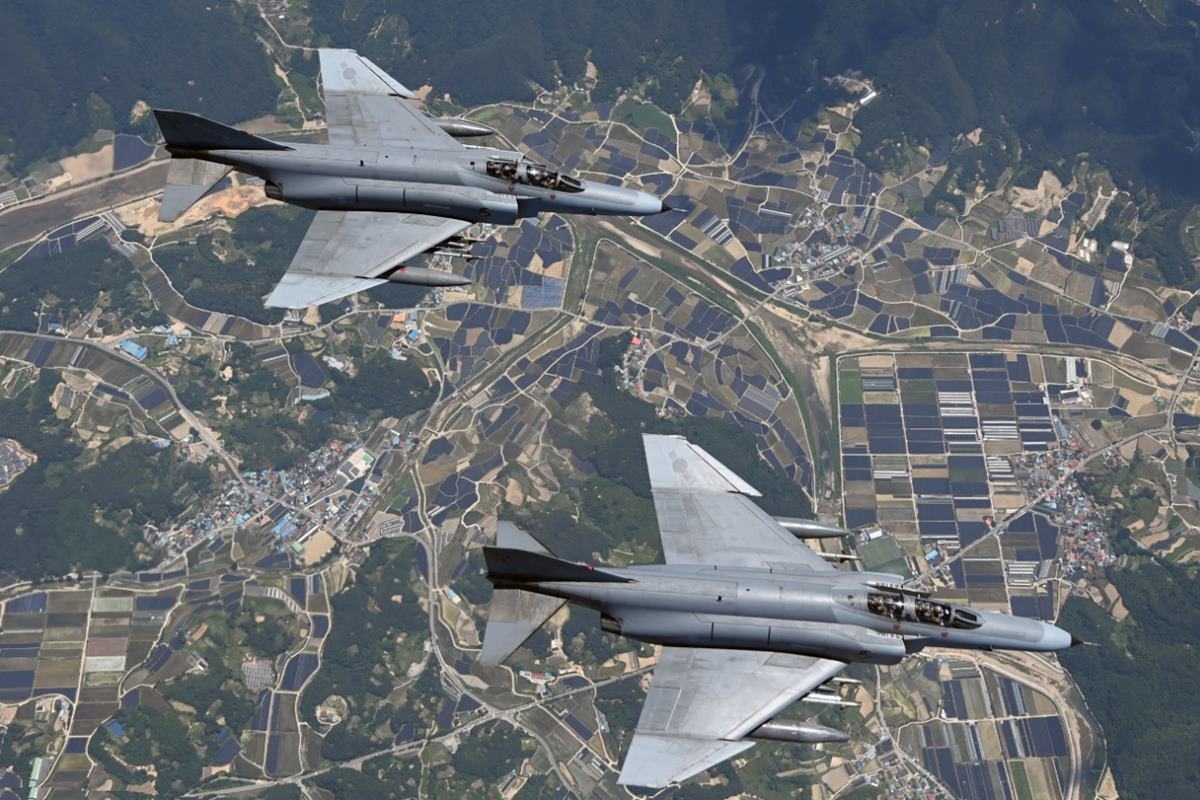 비행 중인 F-4E.jpg