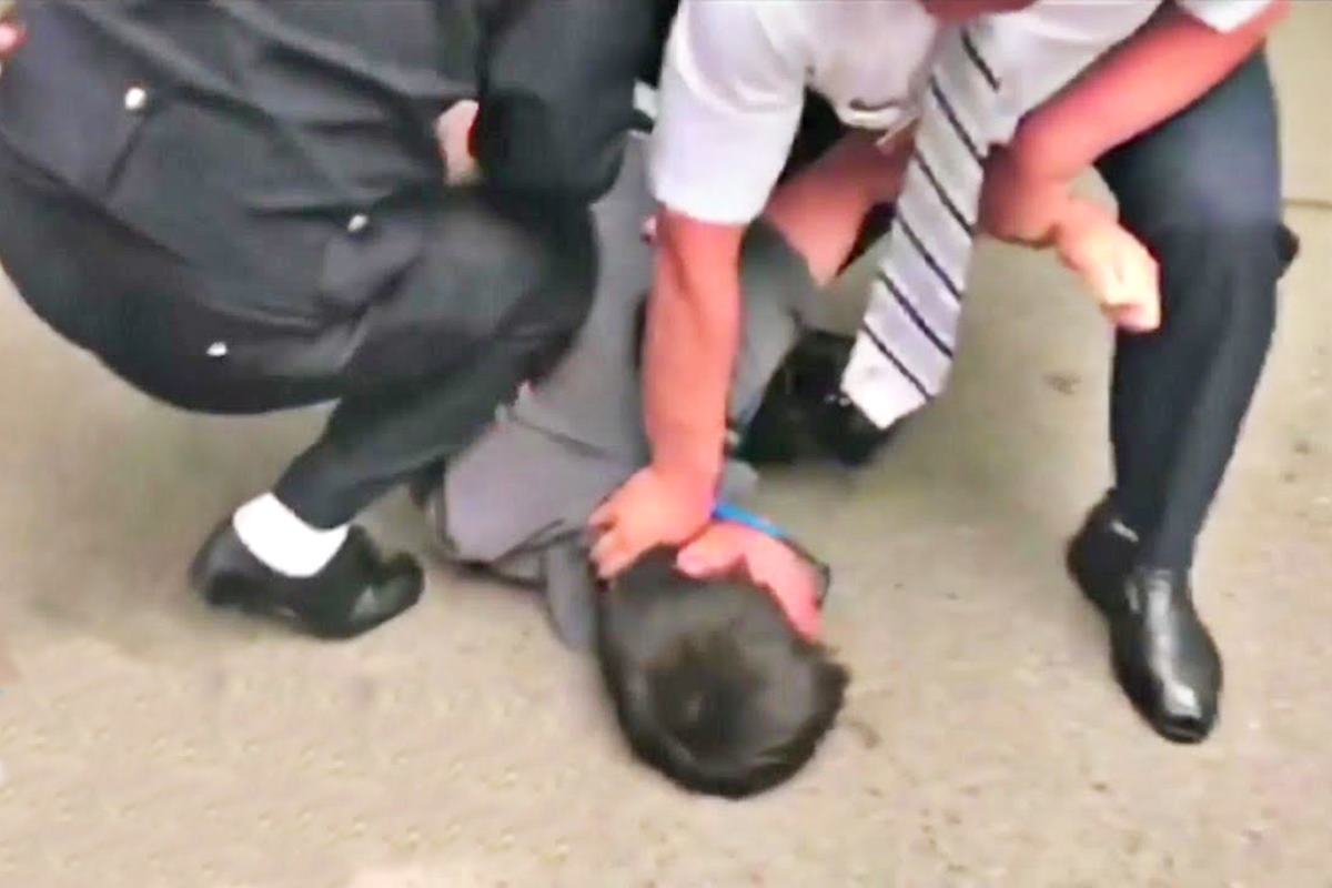 기자를 폭행하는 중국 사복 공안 YTN.jpg