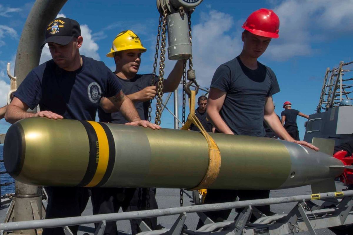 Mk.46을 옮기는 미해군.jpg