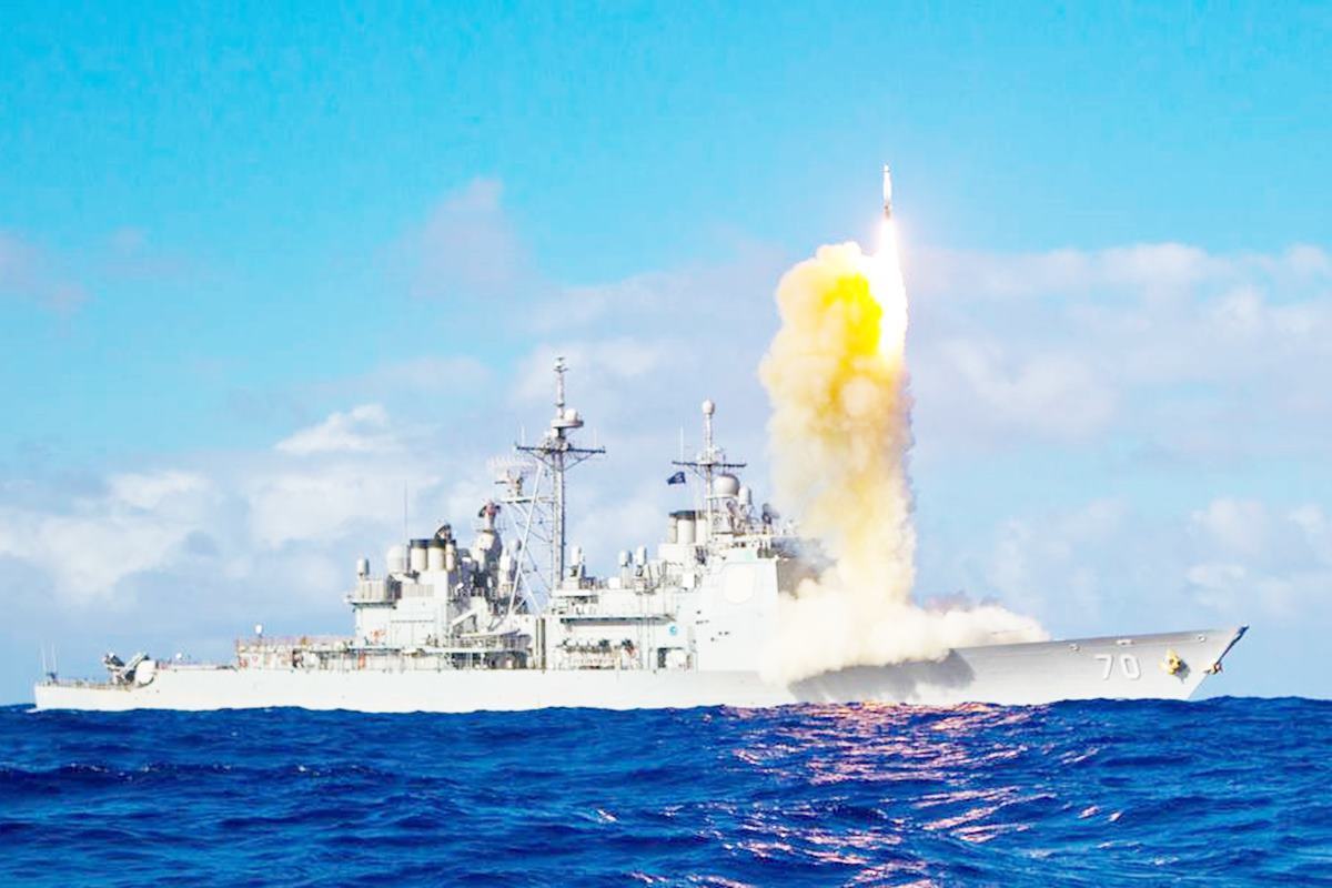 미사일을 발사하는 미해군 미사일 순양함 Defense News.jpg